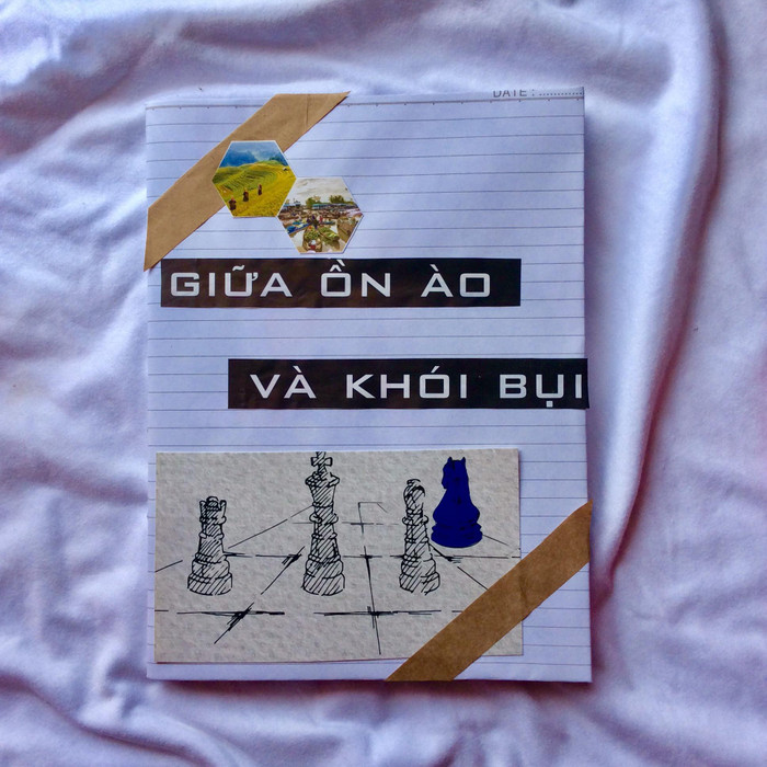 Bìa vở đơn giản với dòng chữ nổi bật 'Giữa ồn ào và khói bụi'.