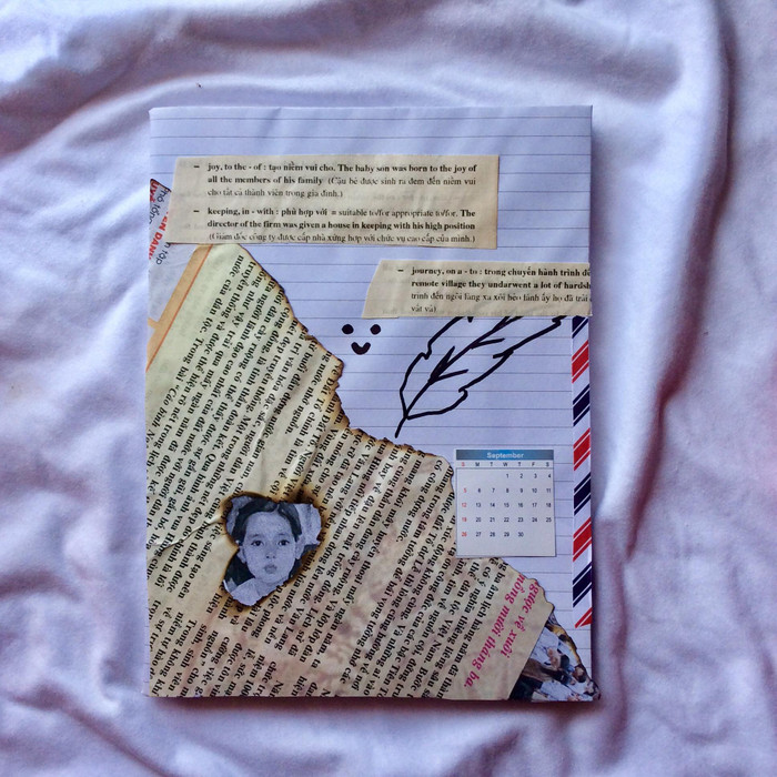 Để tăng thêm nét cũ kỹ thời gian, cậu bạn đã đốt xém một phần các giấy báo cũ.