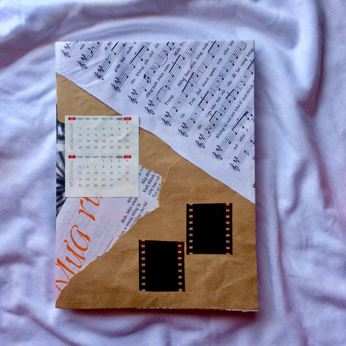 Anh bạn đã tận dụng bất kỳ chất liệu nào có sẵn trong nhà để làm bìa bao vở. 