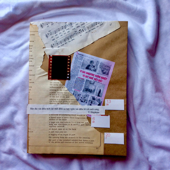 Bìa vở với những câu châm ngôn ý nghĩa: 'Hãy đọc vài điều tích cực mỗi đêm và hãy nghe vài điều bổ ích mỗi sáng'