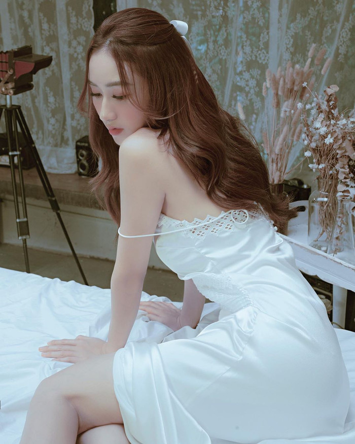 Á hậu Hà Thu khoe góc mặt xinh như nàng thơ, diện váy lụa đẹp quyến rũ.