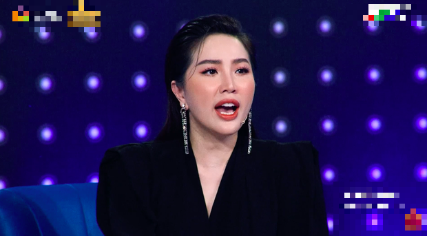 Nữ ca sĩ bày tỏ sự vui mừng khi lần này nhan sắc đã ít bị 'dìm' hơn, các góc quay cũng rất xinh xắn, đặc biệt là khuôn mặt chỉ còn đựng được 4 chén chè thay vì 8 chén như lần lên sóng trước