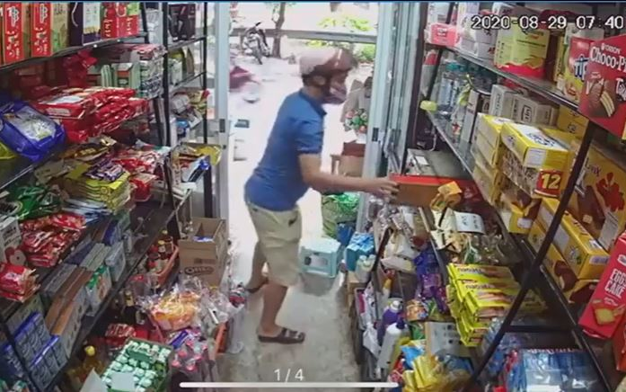 Clip: Vờ hỏi mua thùng bia, người đàn ông nhanh tay 'cuỗm' thùng đựng thẻ điện thoại rồi bỏ chạy 'thục mạng' Ảnh 2