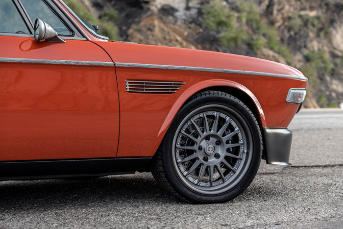 Speedkore đã sử dụng mâm độ của HRE với thiết kế nhiều nan cổ điển, bọc xung quanh bởi lốp Pirelli P Zero giống các dòng xe hiệu năng cao hiện đại. Bên trong những chiếc mâm là hệ thống phanh Brembo với 6 piston phía trước và 4 piston phía sau. (Ảnh: SpeedKore)