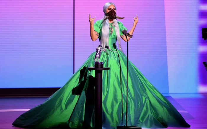 Tham dự sân khấu VMAs 2020 Lady Gaga vẫn không quên chống dịch với outfit siêu độc lạ Ảnh 2