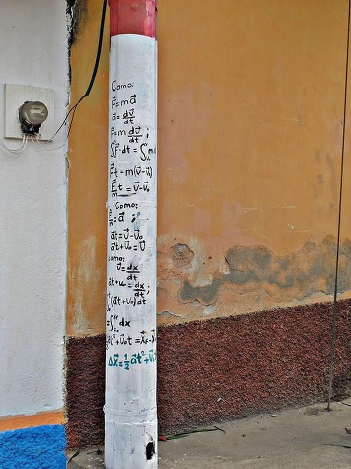 Một hành vi lộ liễu của các cô cậu chính là cây cột điện nơi góc sân trường.