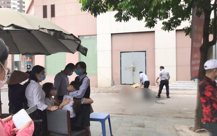 Vụ bé gái rơi từ tầng 12 xuống đất tử vong: Bố mẹ đau đớn gào khóc thảm thiết gọi tên con Ảnh 2