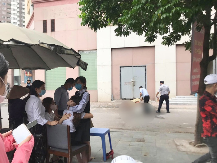 Vụ bé gái rơi từ tầng 12 xuống đất tử vong: Bố mẹ đau đớn gào khóc thảm thiết gọi tên con Ảnh 6