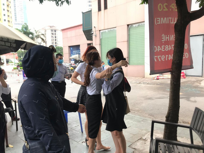Vụ bé gái rơi từ tầng 12 xuống đất tử vong: Bố mẹ đau đớn gào khóc thảm thiết gọi tên con Ảnh 7
