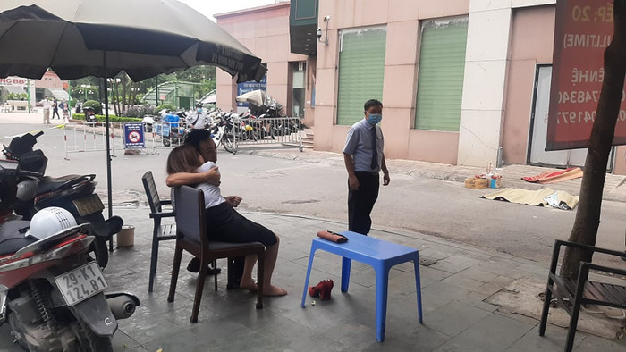 Bố mẹ cháu bé gào khóc thảm thiết tại hiện trường.