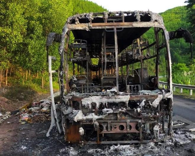 Xe khách bị cháy trơ khung, nhiều tài sản của hành khách cũng bị thiêu rụi. Ảnh: VTC News