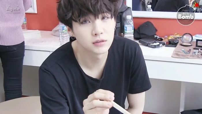 Điểm khác biệt không ai ngờ tới của Jin và Suga: Người ăn vui vẻ kẻ như nhai rơm Ảnh 8