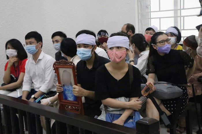Người thân nạn nhân có mặt tại toà.