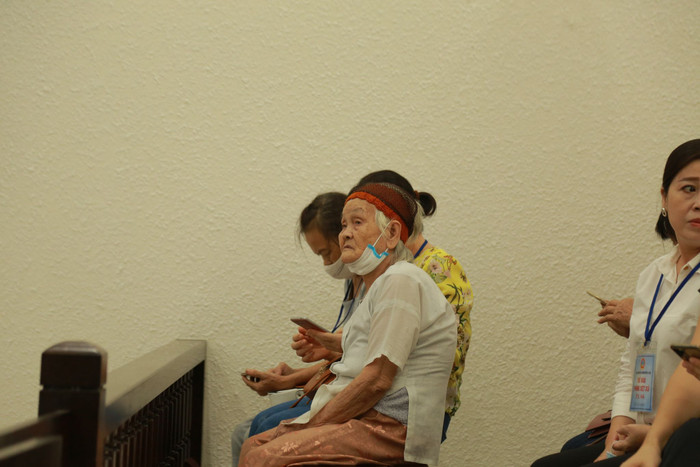 Mẹ nạn nhân theo dõi phiên toà.