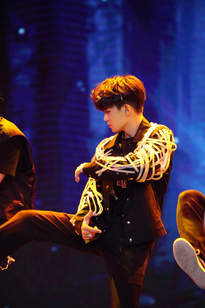 Nhảy đỉnh là thế nhưng Nhậm Gia Luân lại bị nói bắt chước phong cách của Vương Nhất Bác Ảnh 9