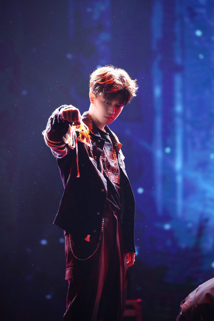 Nhảy đỉnh là thế nhưng Nhậm Gia Luân lại bị nói bắt chước phong cách của Vương Nhất Bác Ảnh 10