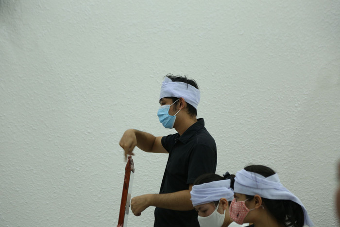 Anh H. con trai khiếm thính của nạn nhân tại toà.