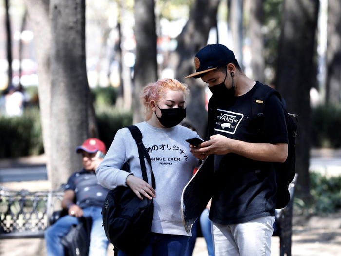 Những người đàn ông lớn tuổi thường có nguy cơ ốm nặng gấp đôi những người phụ nữ cùng độ tuổi do phụ nữ sản sinh nhiều tế bào T hơn. (Ảnh: Carlos Jasso/Reuters)