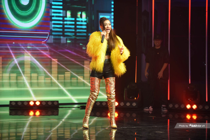 Set đồ ghi điểm và vô cùng sành điệu của Lona với đôi boots cao màu vàng 