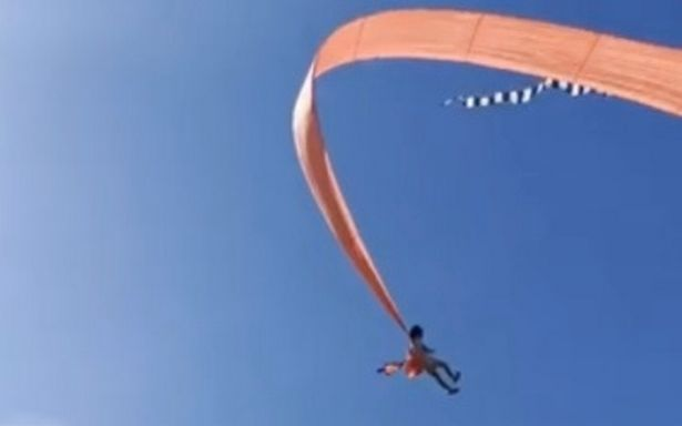 Thót tim cảnh bé gái bị diều cuốn bay lơ lửng trên không trung Ảnh 2