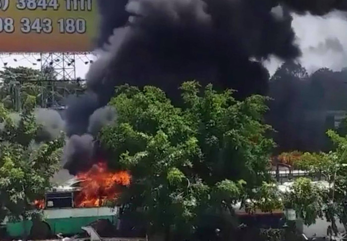 Vụ cháy xảy ra tại bãi xe cũ trên đường Nguyễn Văn Linh, huyện Bình Chánh, TP.HCM. Ảnh: Đình Văn/VnExpress