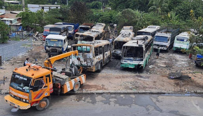 12 ô tô bị cháy trơ khung sau vụ hỏa hoạn. Ảnh: Đình Văn/VnExpress