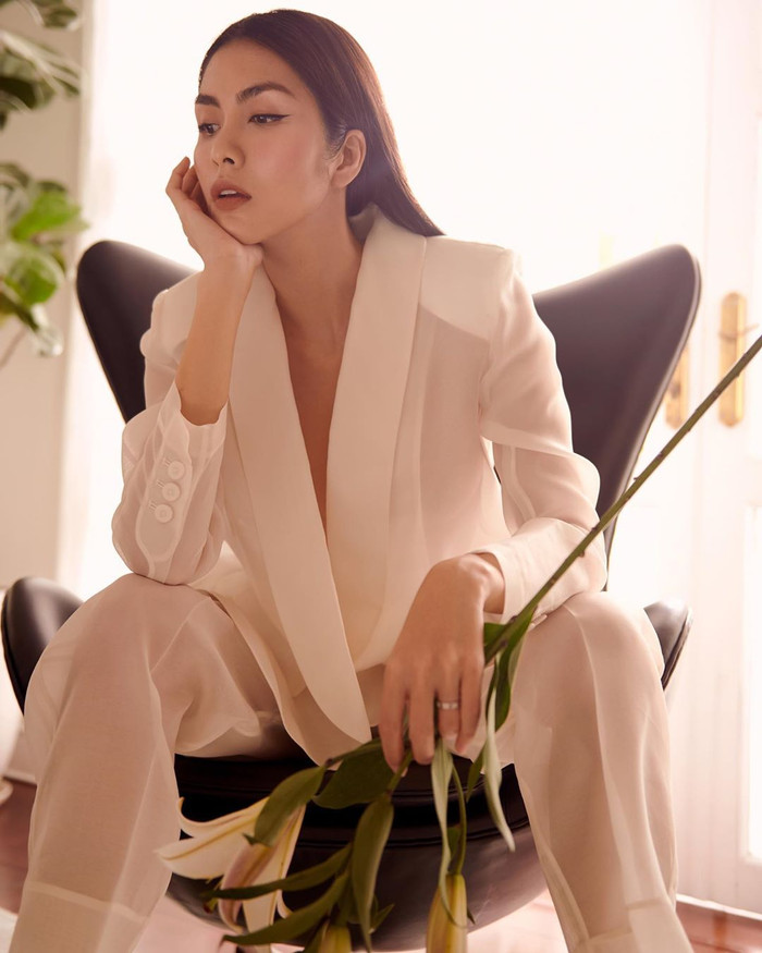 Đi cùng với đó, cô nàng sử dụng đạo cụ là đóa hoa lis nhẹ nhàng, tinh trong, vô cùng phù hợp với nhan sắc. 