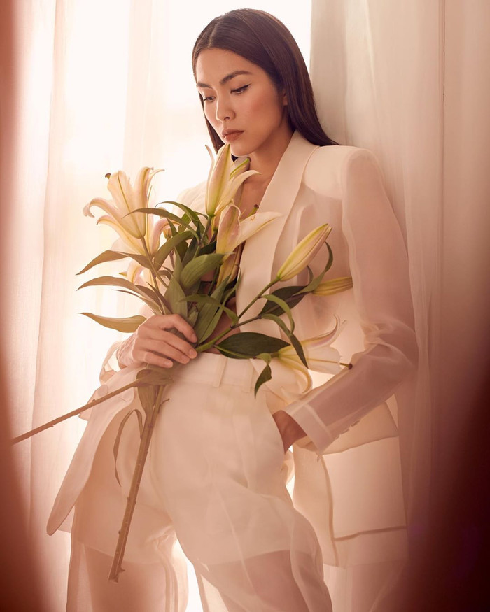 Nếu ví mỗi phụ nữ là một bông hoa thì có lẽ Hà Tăng là một bông hoa có sức sống bền bỉ, không bung nở rực rỡ nhưng luôn giữ cho mình một vẻ đẹp kiêu sa đầy cuốn hút.