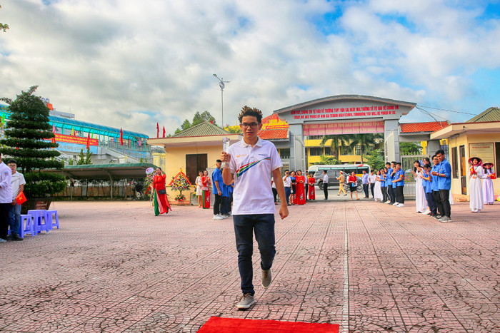 Nhà vô địch Olympia 2018 trở về trong vòng tay yêu thương, sự chào đón nồng nhiệt của thầy cô, bạn bè
