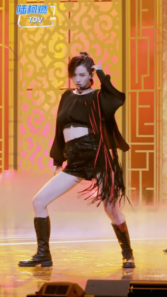 Lục Kha Nhiên (The9): Tóc ngắn cá tính, tự tin trên sân khấu nhưng lại đáng yêu, thích làm điệu mọi lúc mọi nơi Ảnh 25