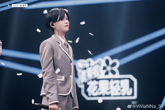 Lục Kha Nhiên (The9): Tóc ngắn cá tính, tự tin trên sân khấu nhưng lại đáng yêu, thích làm điệu mọi lúc mọi nơi Ảnh 11