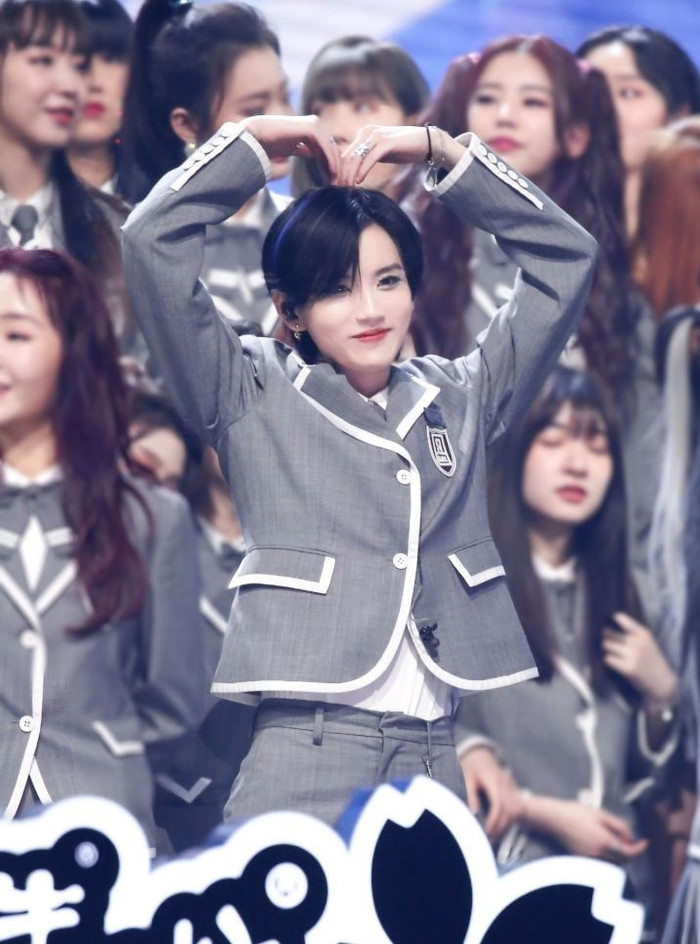 Lục Kha Nhiên (The9): Tóc ngắn cá tính, tự tin trên sân khấu nhưng lại đáng yêu, thích làm điệu mọi lúc mọi nơi Ảnh 12