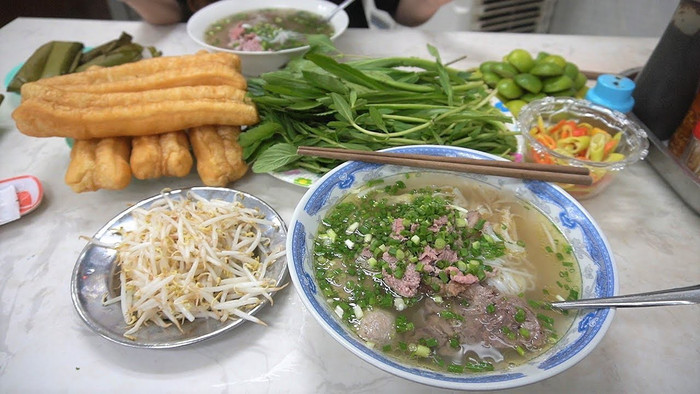 Phở ăn kèm rau giá và quẩy