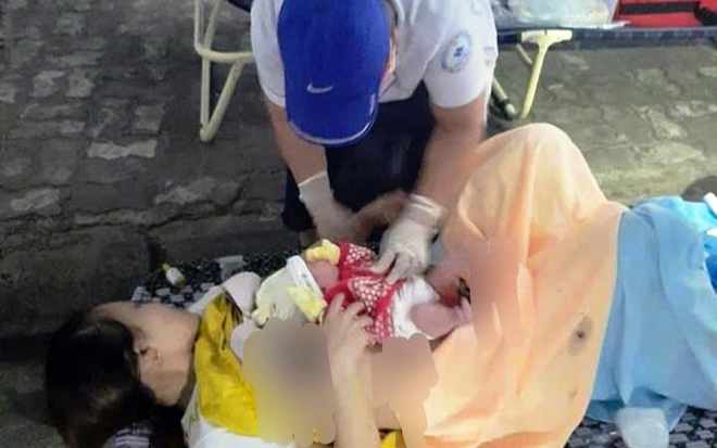 Sản phụ chuyển dạ và sinh bé gái khi đang khai báo y tế tại chốt kiểm soát dịch COVID- 19 Ảnh 2