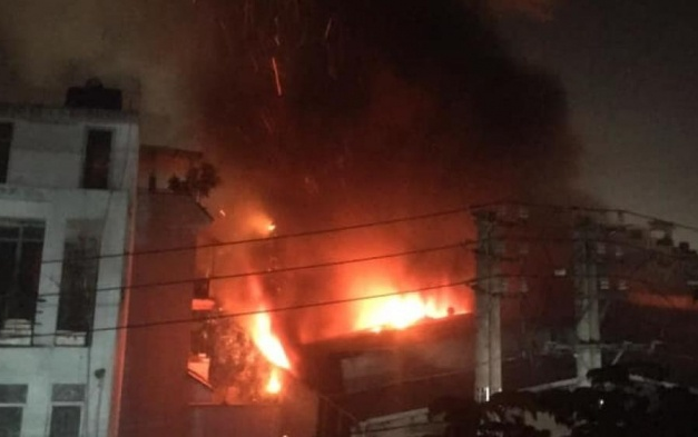 Mâu thuẫn tình cảm với 'chồng hờ', người phụ nữ mua xăng đốt công ty Ảnh 2