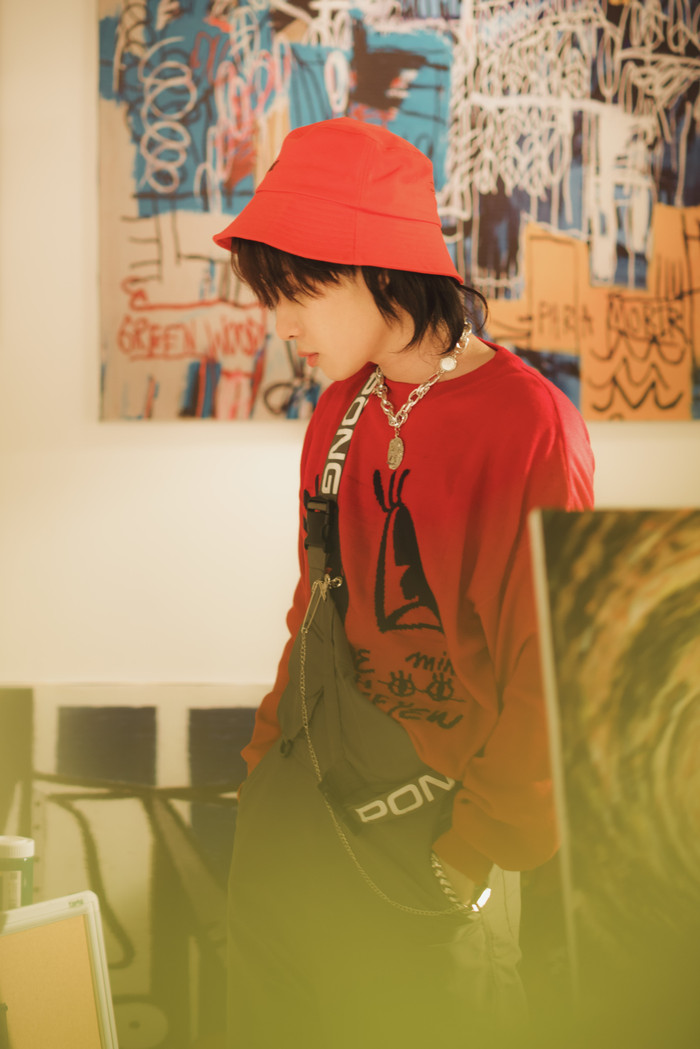 Gam màu của đoạn clip trở nên tươi sáng hơn khi Jack bước vào căn phòng tranh. Báo hiệu một sự thay đổi đầy tích cực của anh chàng.