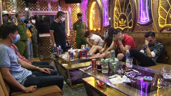 Các đối tượng bị bắt quả tang. Ảnh: báo Công lý