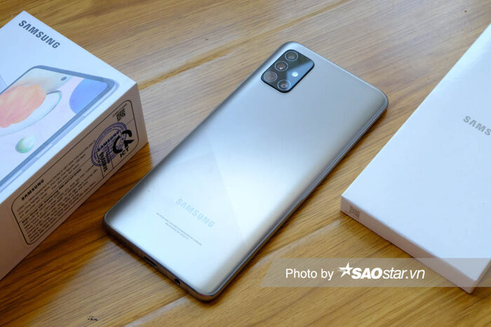 Samsung Galaxy A51 được Samsung trang bị bốn camera sau bao gồm camera chính 48MP cảm biến IMX586, camera góc siêu rộng 8MP, camera đo độ sâu trường ảnh 5MP và camera macro chuyên dụng 5MP hứa hẹn đáp ứng đa dạng nhu cầu chụp hình của người dùng. Ở mặt trước, máy sở hữu camera đơn 32 MP được bố trí ở trung tâm góc trên bàn hình. Đây là lối thiết kế mà nhiều người vẫn quen gọi là “nốt ruồi”. 