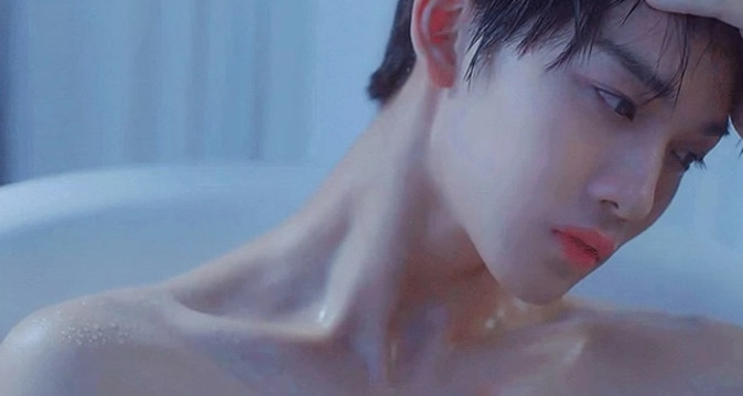 Ngoài Jungkook (BTS), đây là những idol có 'xương quai xanh' đẹp trên từng centimet! Ảnh 3