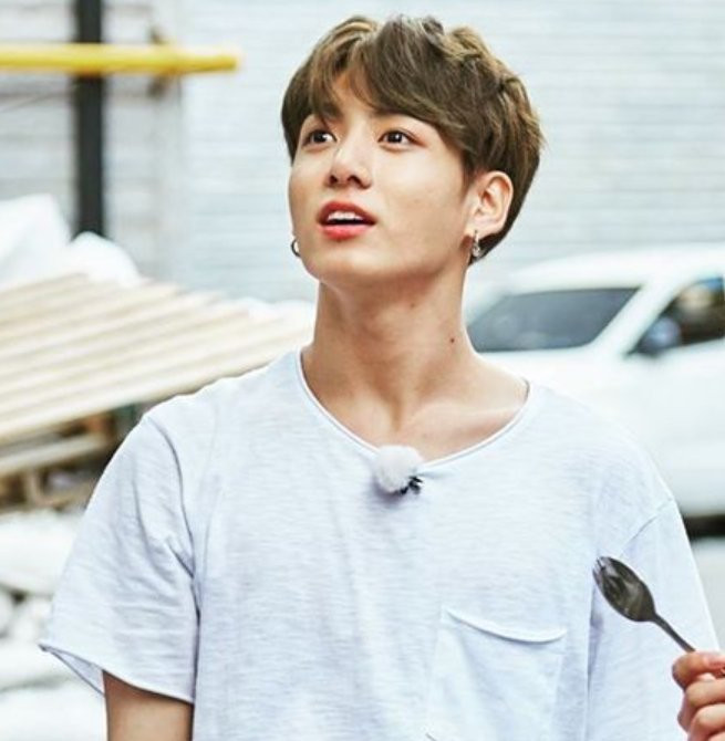 Ngoài Jungkook (BTS), đây là những idol có 'xương quai xanh' đẹp trên từng centimet! Ảnh 10