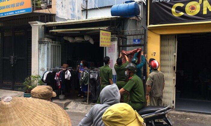 Lực lượng chức năng khám nghiệm hiện trường. Ảnh: báo Công an