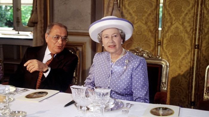 Nữ hoàng Elizabeth II thích món thịt lấy từ các trang trại địa phương cho bữa tối. Món yêu thích của bà là bít tết nấu chín kĩ kiểu Gaelic, ăn kèm với sốt nấm, kem và rượu whisky. Bà cũng thích ăn món nướng vào chủ nhật, thỉnh thoảng thực đơn có thịt cừu, thịt bò nướng, hoặc gà gô. Trái cây yêu thích của bà là dâu tây và đào trồng trong nhà kính ở lâu đài Windsor.&nbsp;