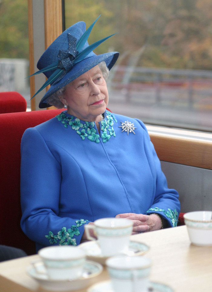 &nbsp;Nữ hoàng bắt đầu ngày mới với một ấm trà Earl Grey không đường và một ít bánh quy, sau đó bà mới ăn sáng chính thức.&nbsp;