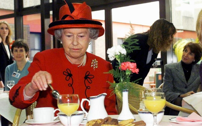 Nữ hoàng Elizabeth ngoài 90 tuổi vẫn tươi tắn khỏe mạnh nhờ chế độ ăn này Ảnh 2