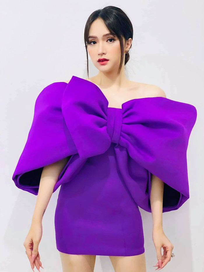 Thay vì trưng dụng những thiết kế đầm quây đơn giản, việc điểm thêm một chiếc nơ cách điệu ngay thềm ngực như Hương Giang sẽ là điểm nhấn thú vị cho vẻ ngoài yêu kiều. 