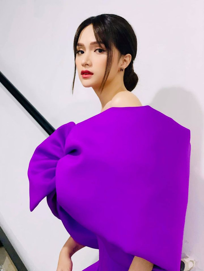 Đối với bộ cánh đã thừa độ 'lồng lộn' thế này, Hương Giang chỉ chọn hoa tai nhỏ xíu đơn giản và kiểu tóc cột cao theo phong cách cổ điển để tạo nên tổng thể hài hòa.