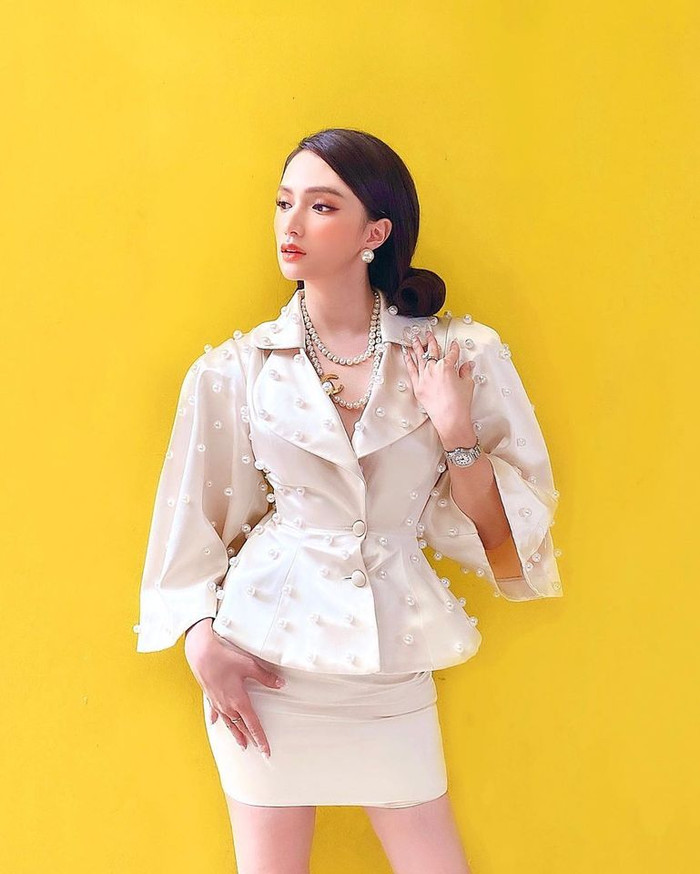 Trước khi trở thanh đóa hoa sim tím biếc, Hương Giang cũng đã hóa thân thành một quý cô cổ điển, sang trọng trong thiết kế suit cách điệu đi kèm với chân váy. 