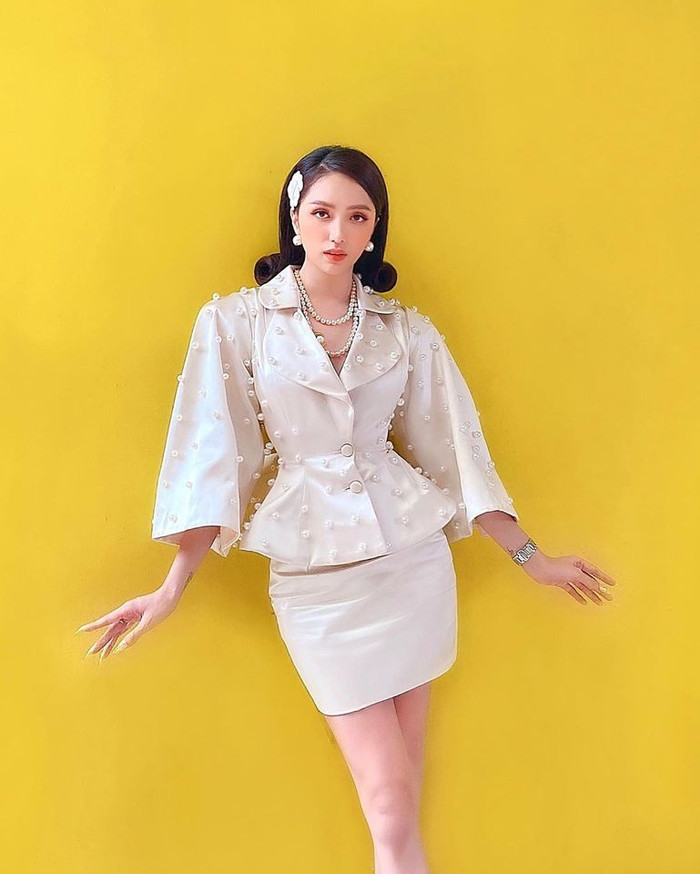 Điểm nhấn của set trang phục chính là những viên ngọc trai đính trên thân áo. Để tạo tổng thể hài hòa, Hương Giang đeo thêm vòng đeo cổ và hoa tai bằng ngọc trai đậm chất phụ nữ thập niên trước.