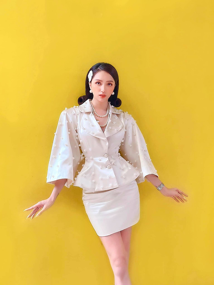 Hương Giang diện style quý cô sang chảnh đẹp hết phần thiên hạ.