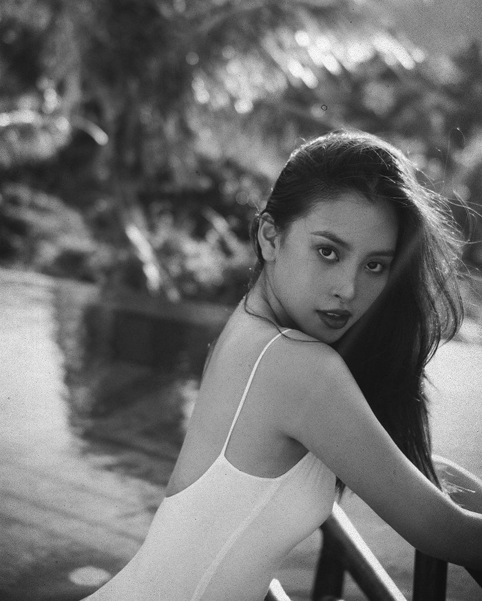 Hoa hậu Việt Nam Trần Tiểu Vy khiến fan mê đắm bởi thần thái và ánh mắt đầy sức hút.